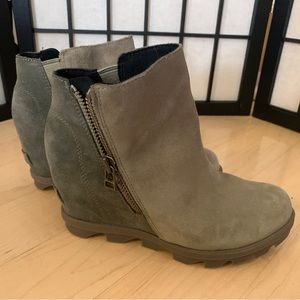 Sorel Wedge bootie size 6 in two shades of green